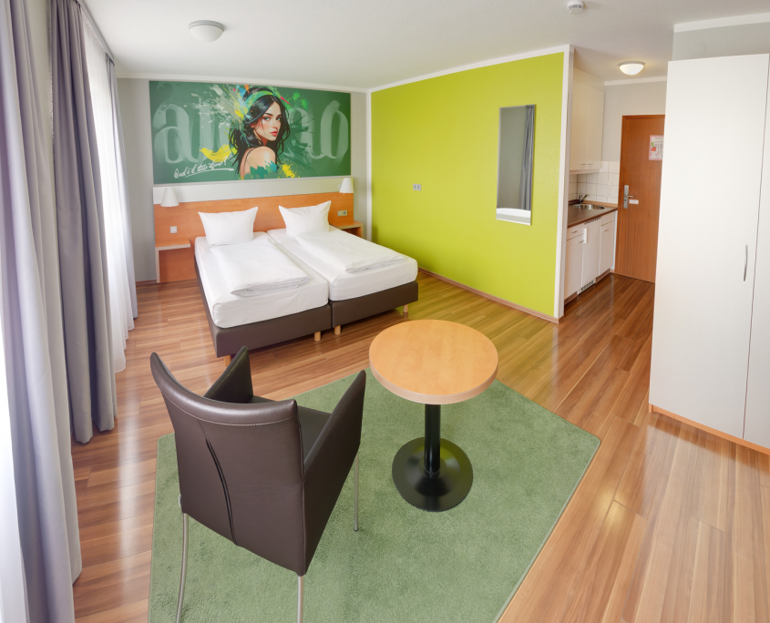 Superior Doppelzimmer Sitz Tisch und Doppelbett kleine Küche