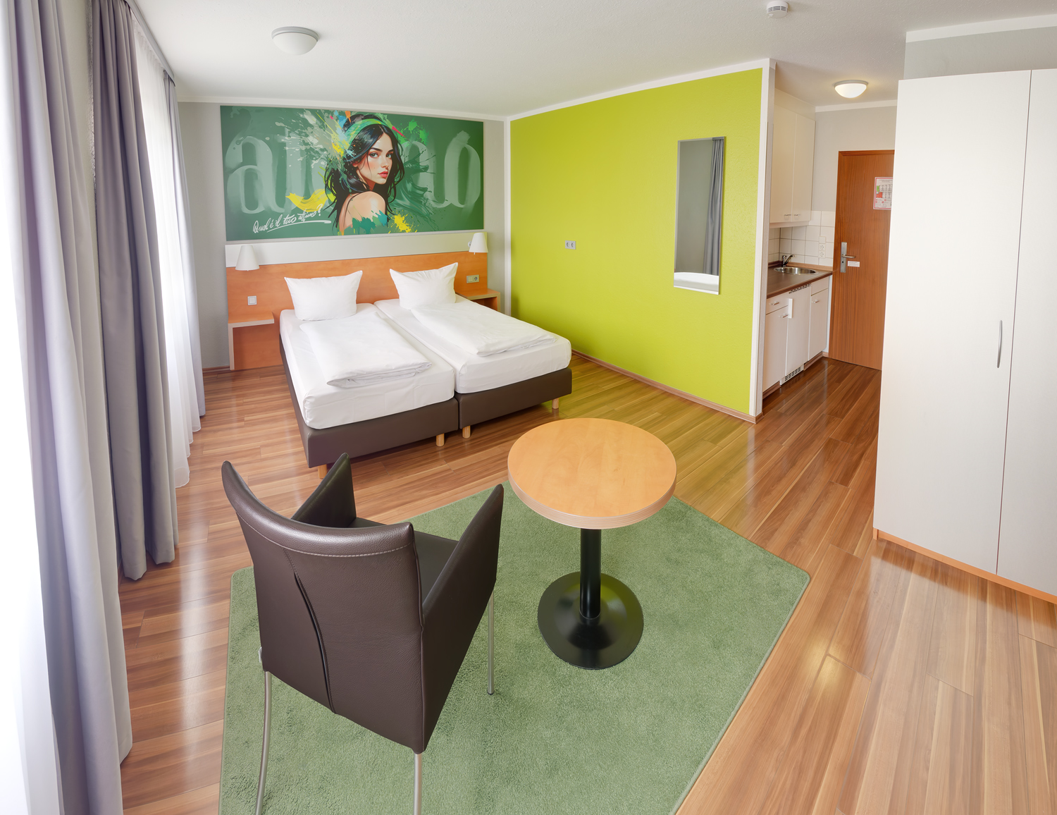 Superior Doppelzimmer Sitz Tisch und Doppelbett kleine Küche